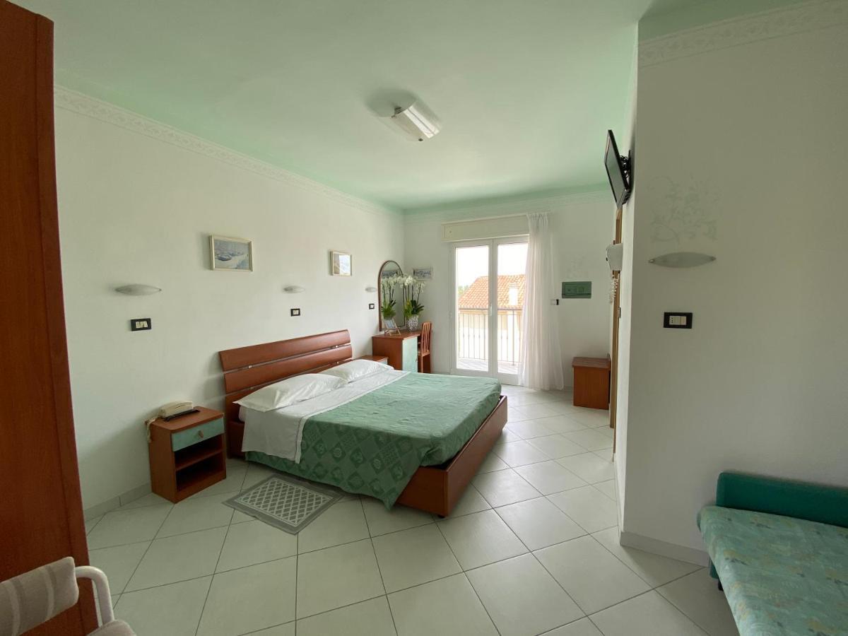 Hotel Capri Bellaria-Igea Marina Bagian luar foto